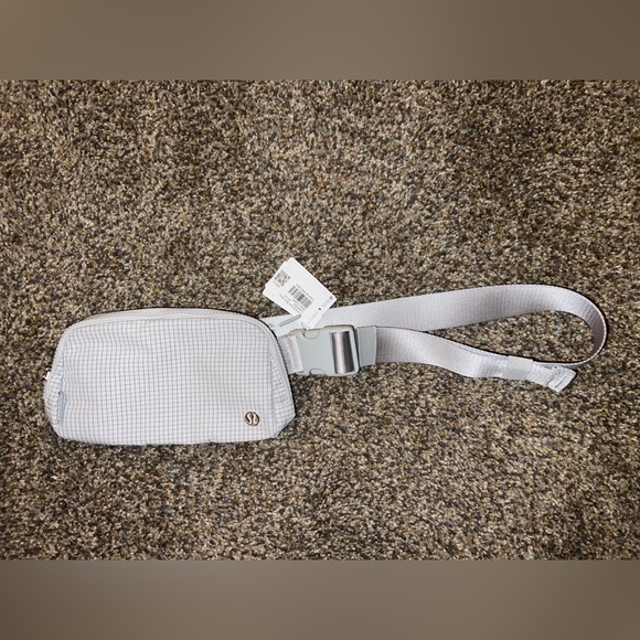 Lululemon Everywhere Belt Bag (Printed) - Picture 2 of 4